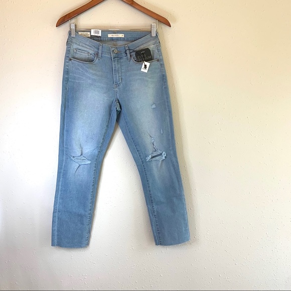 Levi’s Curvy Straight Crop Women’s Light Blue Jeans Size 27 NWT - Picture 3 of 13